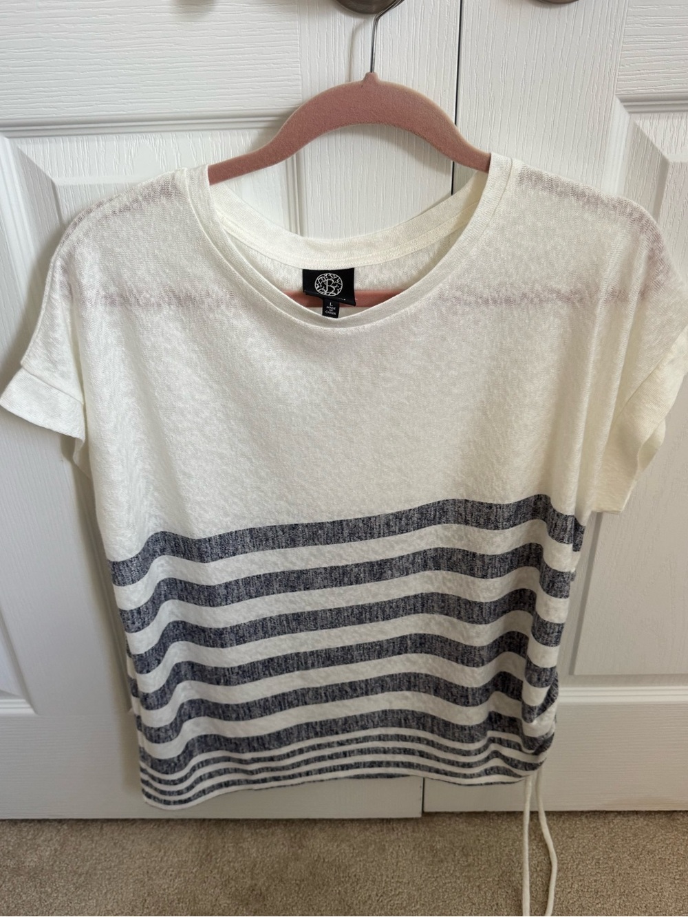 Women’s Short sleeve top with tie. White and navy. Size L.